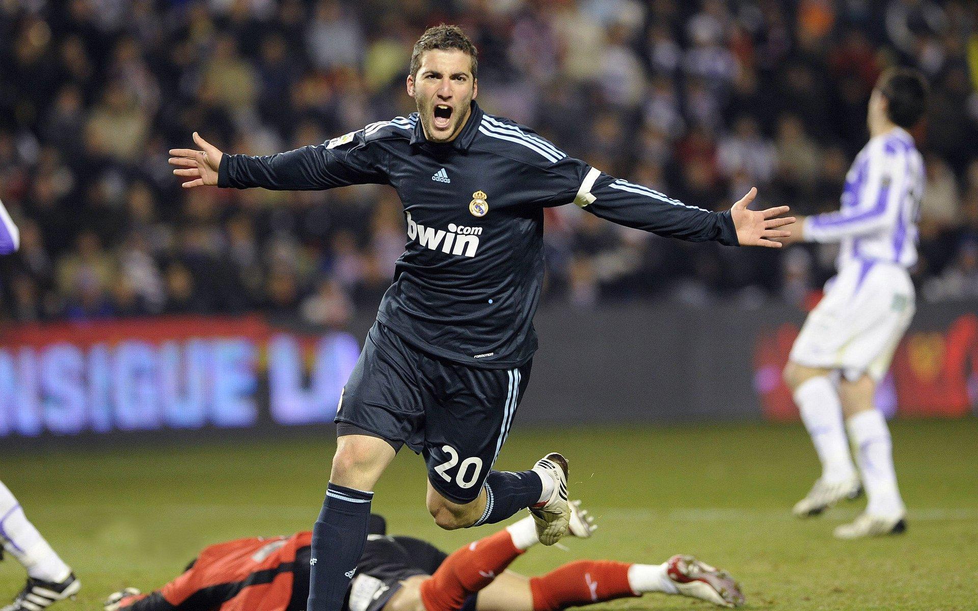 皇马震撼换帅！阿隆索突然下课，传奇阿韦洛亚火线接任主教练